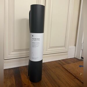 BNWT lululemon 5 MM yoga mat in black